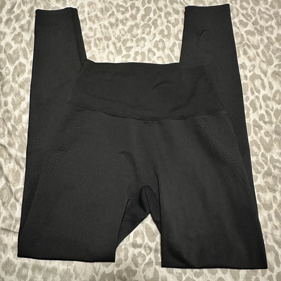 Buffbunny Onyx 🖤 Black Lit Laser Cut Legging | Small - Picture 3 of 13